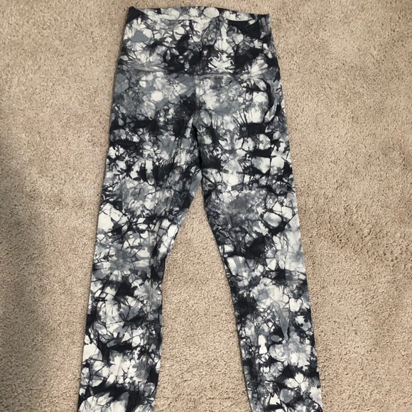 lululemon athletica Pants - Lululemon Wunder Under 7/8 Black White Shibori Sz4